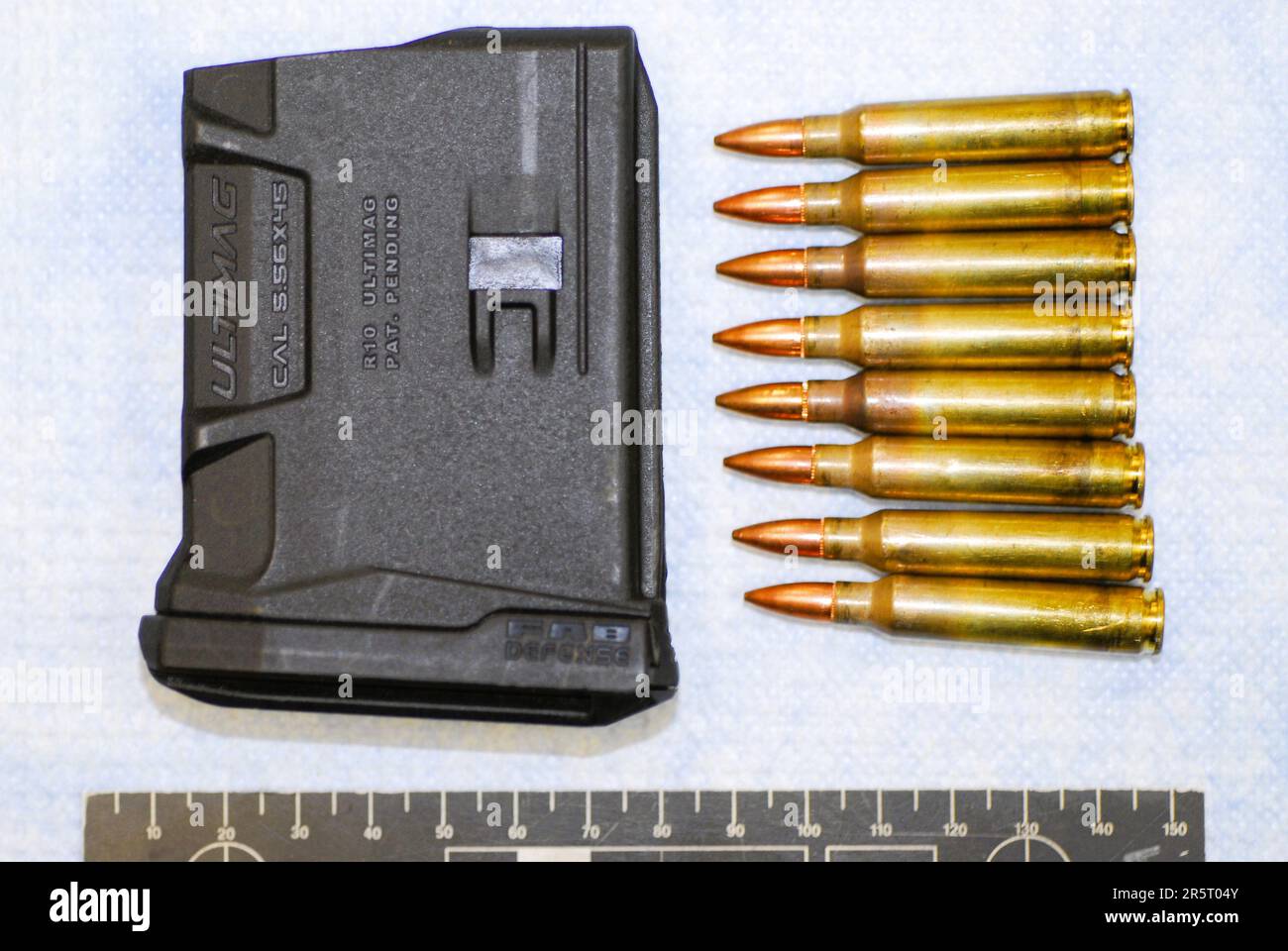 223 Remington Munition außerhalb des Magazins Stockfoto