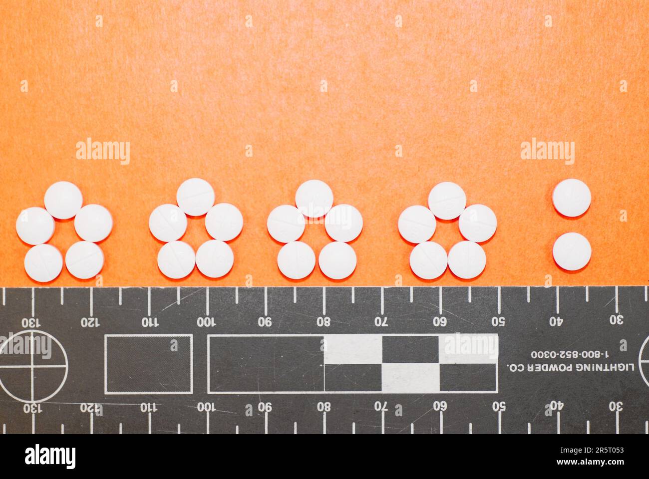 22 Pillen nach künstlerischem Muster angeordnet Stockfoto