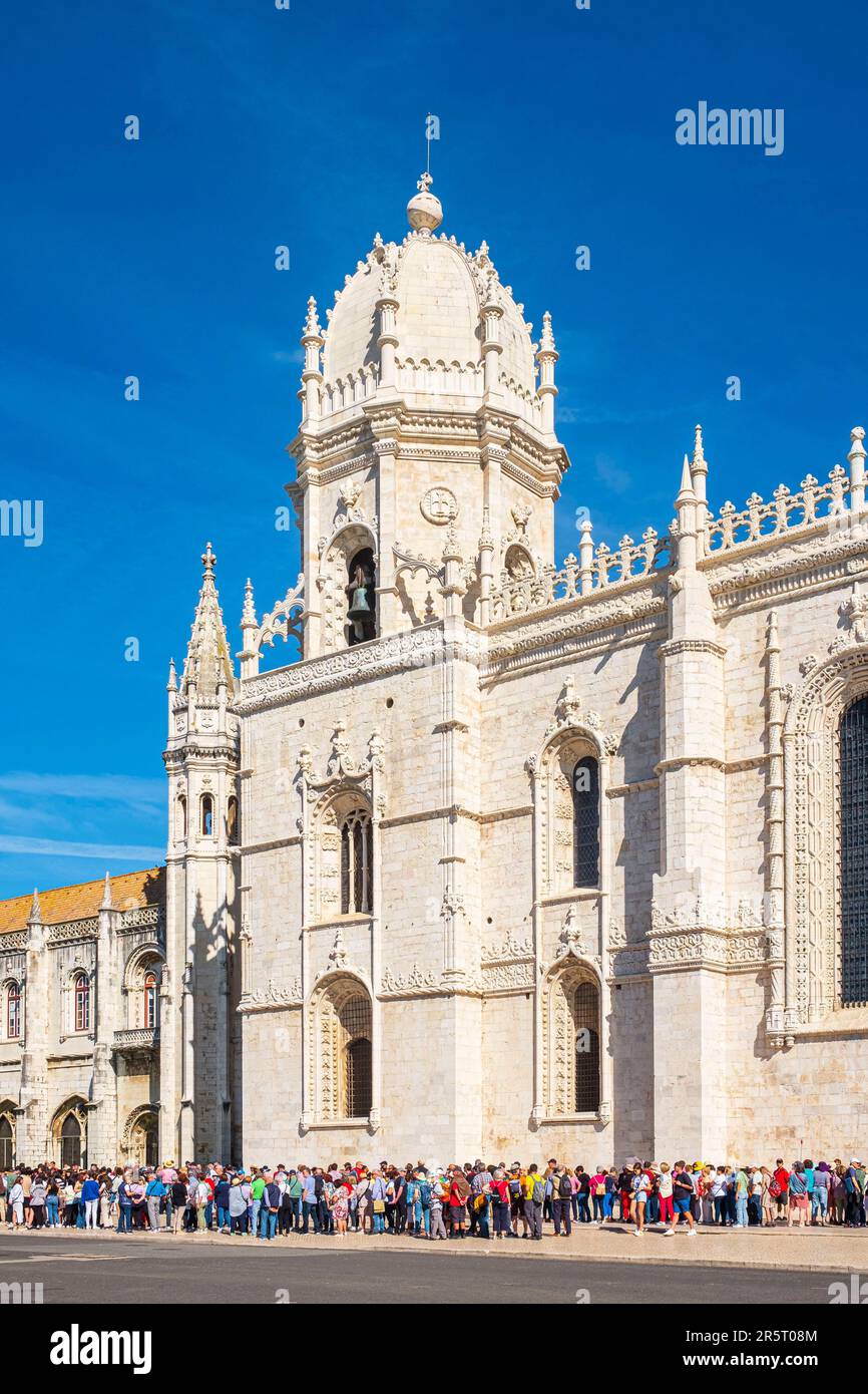 Portugal, Lissabon, Stadtteil Belem, Menschenmenge vor dem Kloster Hieronymiten (Mosteiro dos Jeronimos), das von der UNESCO zum Weltkulturerbe erklärt wurde Stockfoto