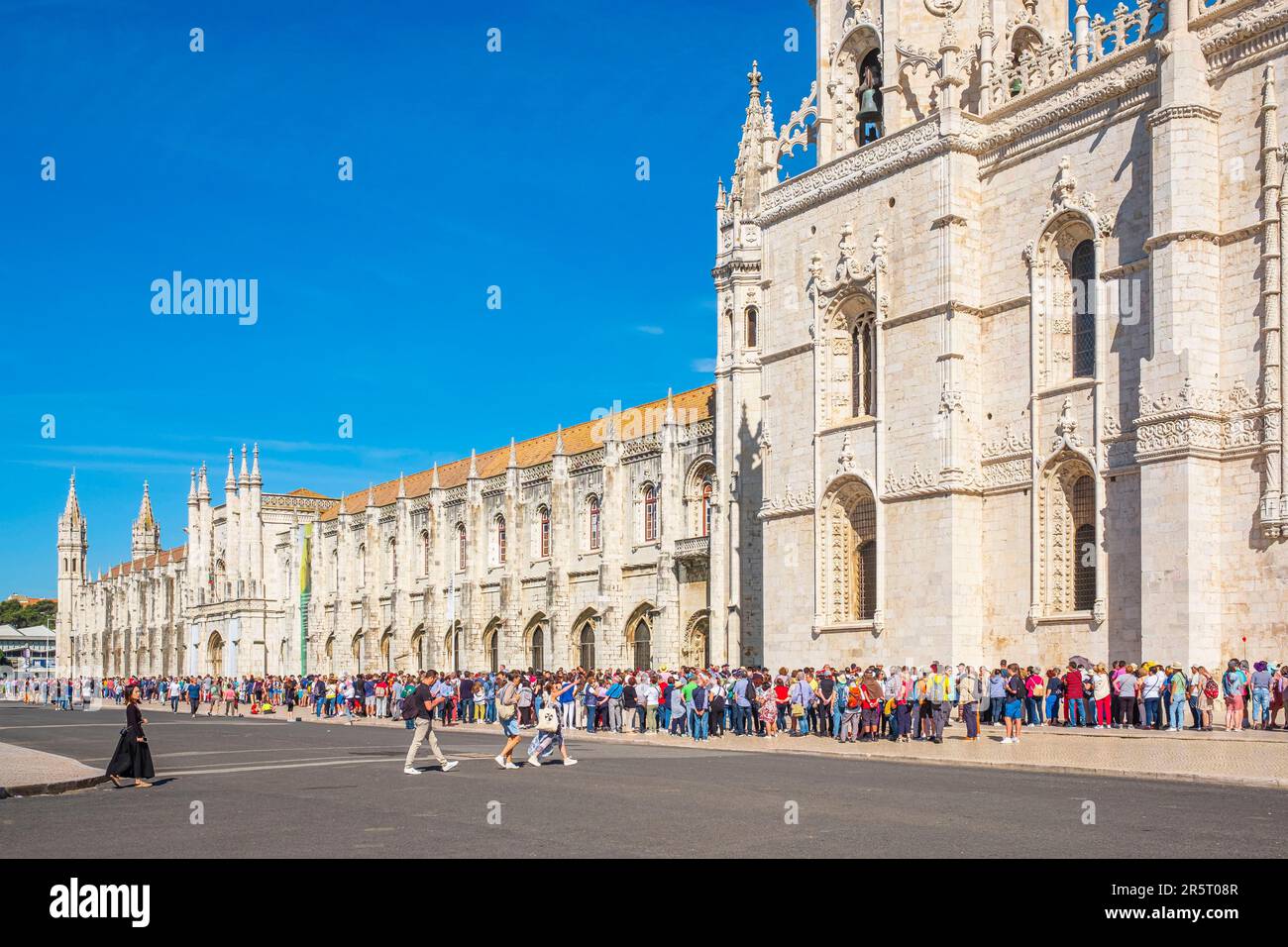 Portugal, Lissabon, Stadtteil Belem, Menschenmenge vor dem Kloster Hieronymiten (Mosteiro dos Jeronimos), das von der UNESCO zum Weltkulturerbe erklärt wurde Stockfoto