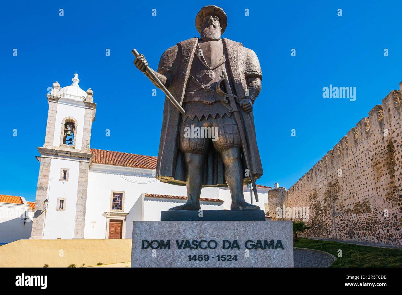 Portugal, Region Alentejo, Sines, Kirche Sao Salvador und Statue zu Ehren des in Sines geborenen Vasco de Gama (1469-1524), des großen portugiesischen Seefahrers und ersten Europäers, der Indien auf dem Seeweg erreichte Stockfoto