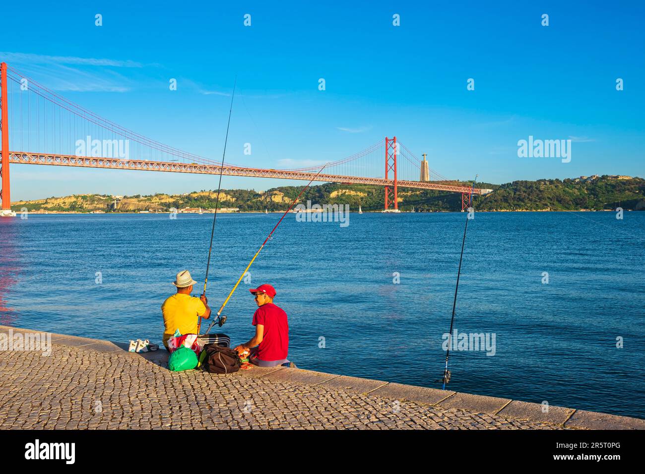 Portugal, Lissabon, Alcantara, Fischer am Ufer des Tejo, die Brücke vom April 25 im Hintergrund Stockfoto