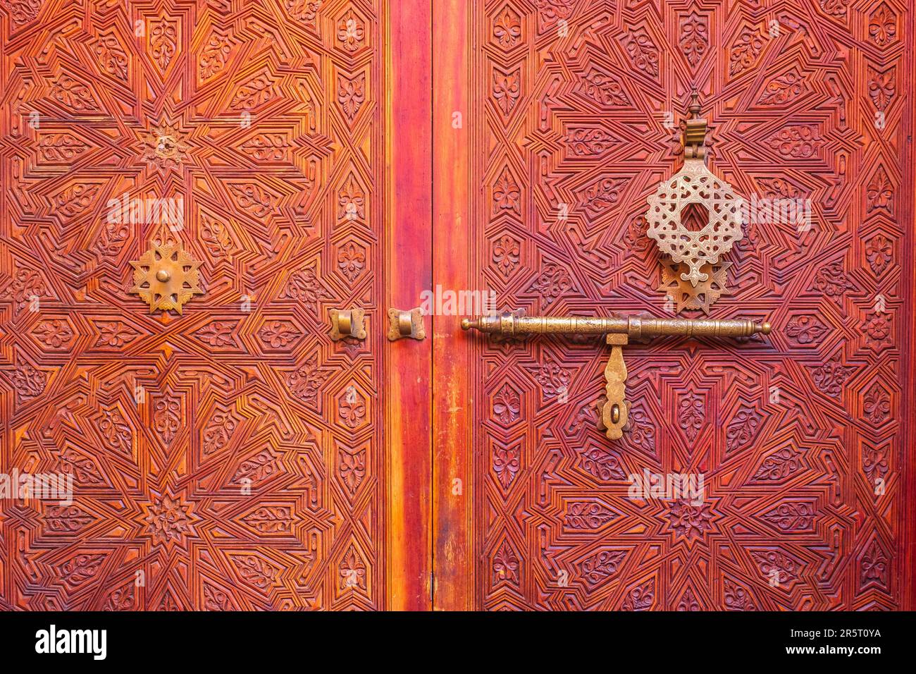 Marokko, Marrakesch, Kaiserstadt, die Medina (UNESCO-Weltkulturerbe), geschnitzte Holztür des Restaurants Palais dar D'Mana Stockfoto