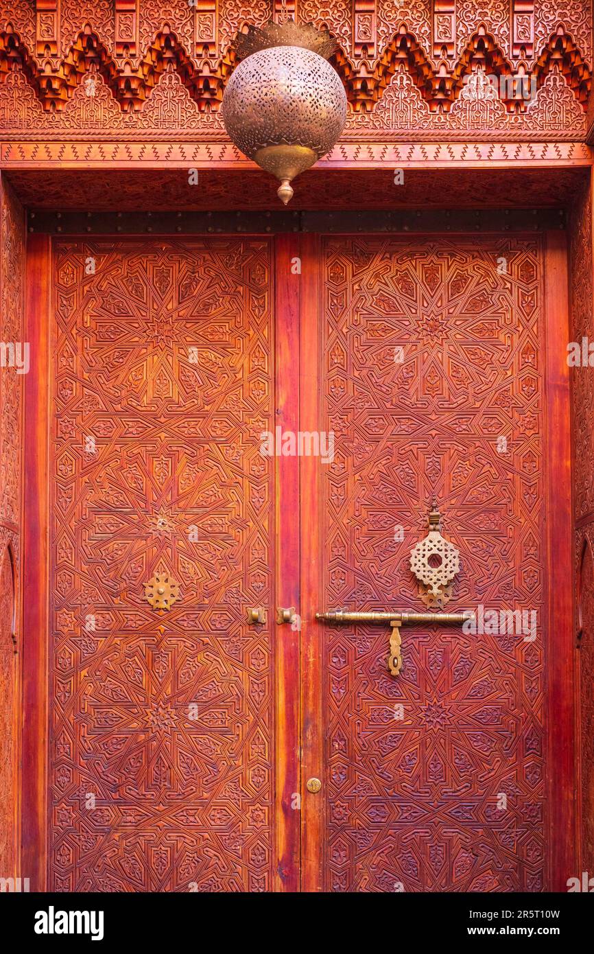Marokko, Marrakesch, Kaiserstadt, die Medina (UNESCO-Weltkulturerbe), geschnitzte Holztür des Restaurants Palais dar D'Mana Stockfoto