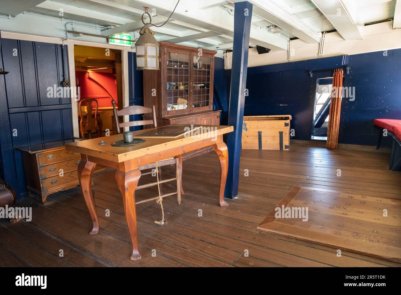 Niederlande, Amsterdam, die Innenstadt, das Maritime Museum (Het Scheepvaart Museum) und der Wiederaufbau eines Handelsschiffes aus dem 18. Jahrhundert, das Segelboot Amsterdam, die Kapitänskabine. Stockfoto