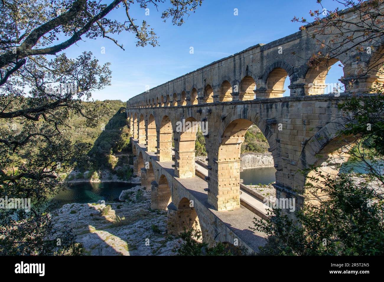 Frankreich, Gard, Vers-Pont-du-Gard, der Pont du Gard, der von der UNESCO zum Weltkulturerbe erklärt wurde, große Stätte Frankreichs, römisches Aquädukt aus dem 1. Jahrhundert, das über den Gardon ragt Stockfoto