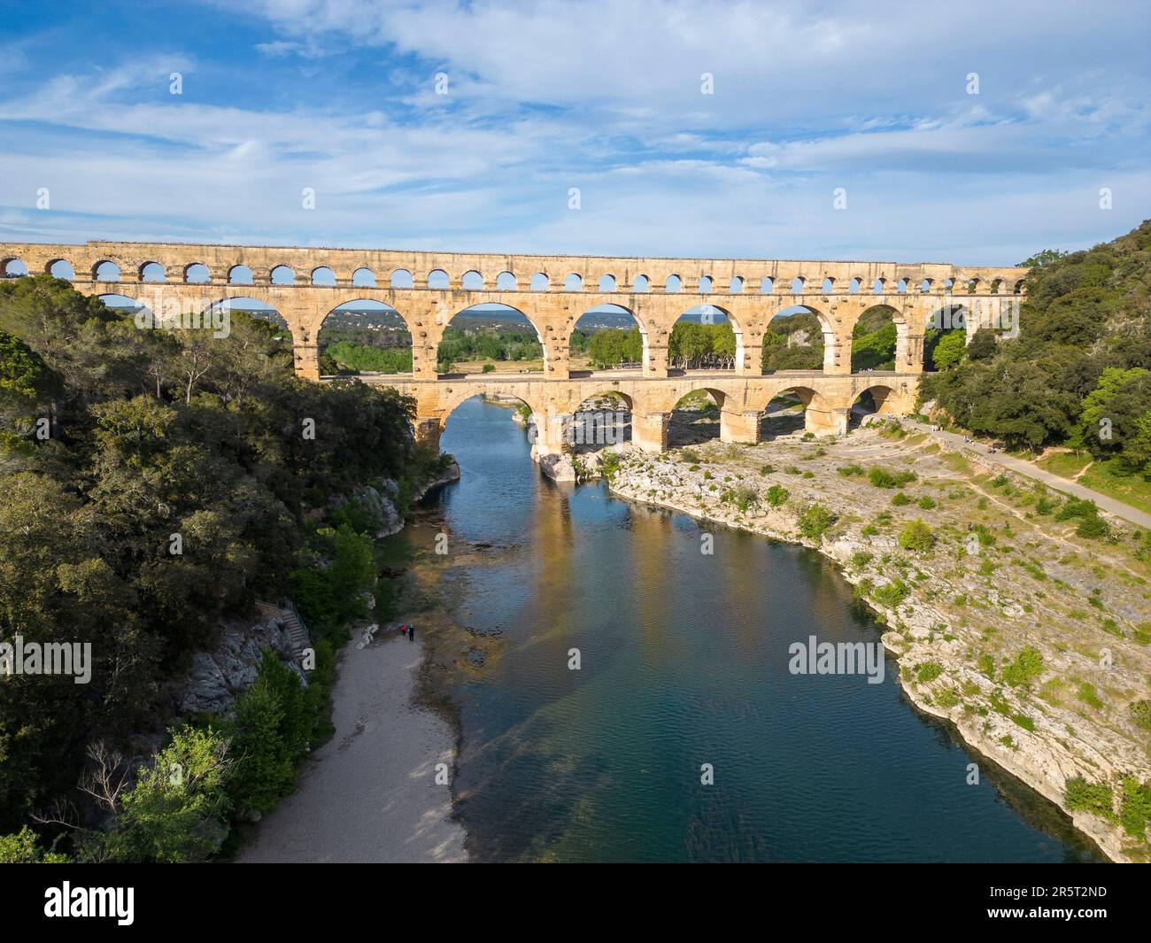 Frankreich, Gard, Vers-Pont-du-Gard, der Pont du Gard, der von der UNESCO zum Weltkulturerbe erklärt wurde, große Stätte Frankreichs, römisches Aquädukt aus dem 1. Jahrhundert, das über den Gardon ragt (aus der Vogelperspektive) Stockfoto