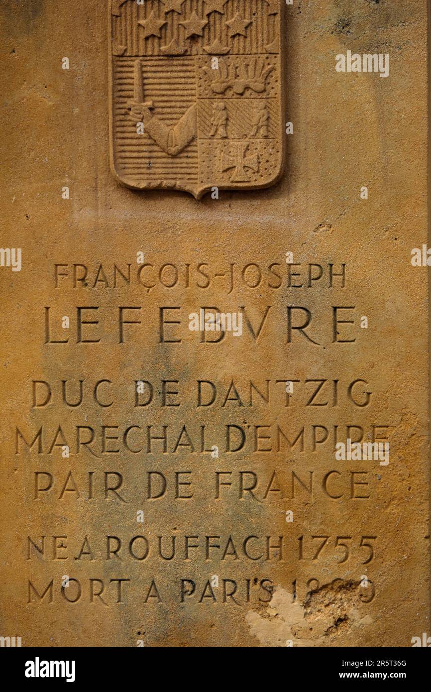 Frankreich, Haut Rhin, Rouffach, Place Clemenceau, Statue von Francois-Joseph Lefebvre, Marschall des Reiches, Herzog von Danzig geboren 1755 in Rouffach, Sockel, Wappen Stockfoto