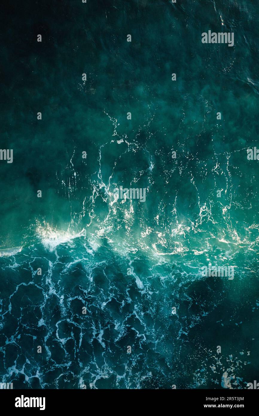 Ein Blick aus der Vogelperspektive auf einen Sandstrand in Australien, mit weißen Wellen, die gegen die Küste schlagen Stockfoto