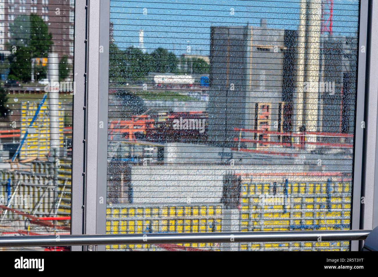 Fensterglas an einem Bahnhof in Hamburg. Stockfoto