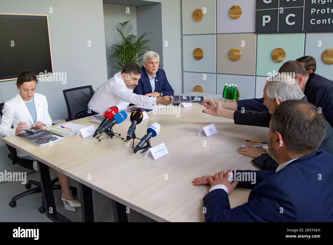 KIEW, UKRAINE - 5. MAI 2023 - ukrainischer Parlamentskommissar für Menschenrechte Dmytro Lubinets (C) nimmt an dem Treffen mit dem Gesandten des Heiligen Vaters Teil Stockfoto