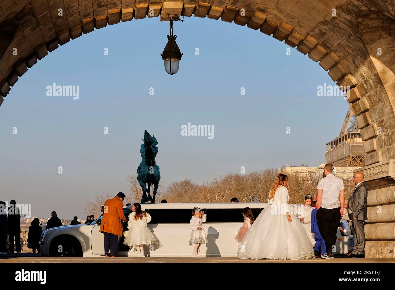 Frankreich, Paris, Hochzeit auf der Bir-Hakeim-Brücke, ehemals Passy Viaduct, Limousine unter der zentralen Portiko Stockfoto