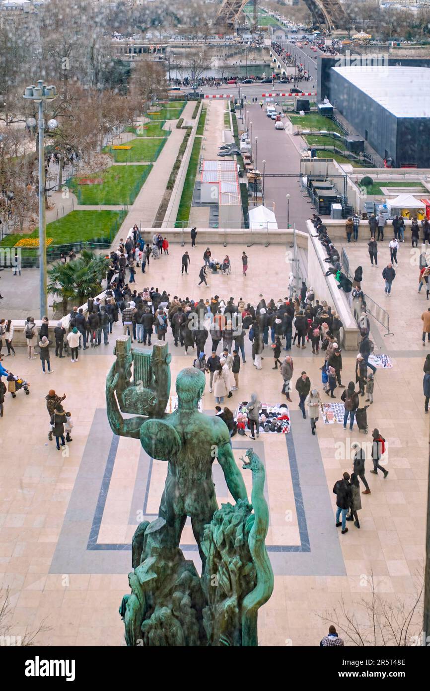Frankreich, Paris, Trocadero, der Paris-Flügel in Richtung Eiffelturm, die Statue von Apollo Musagète von hinten beim Bildhauer Henri Bouchard Stockfoto