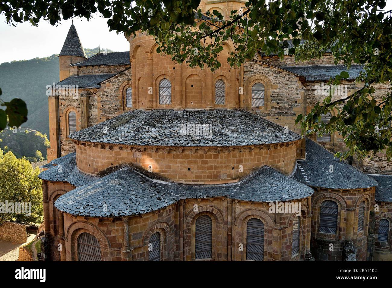 Frankreich, Aveyron, Conques, Abteikirche Sainte-Foy, 12. Jahrhundert, Weltkulturerbe der UNESCO, Chevet und Buntgläser von Pierre Soulages Stockfoto