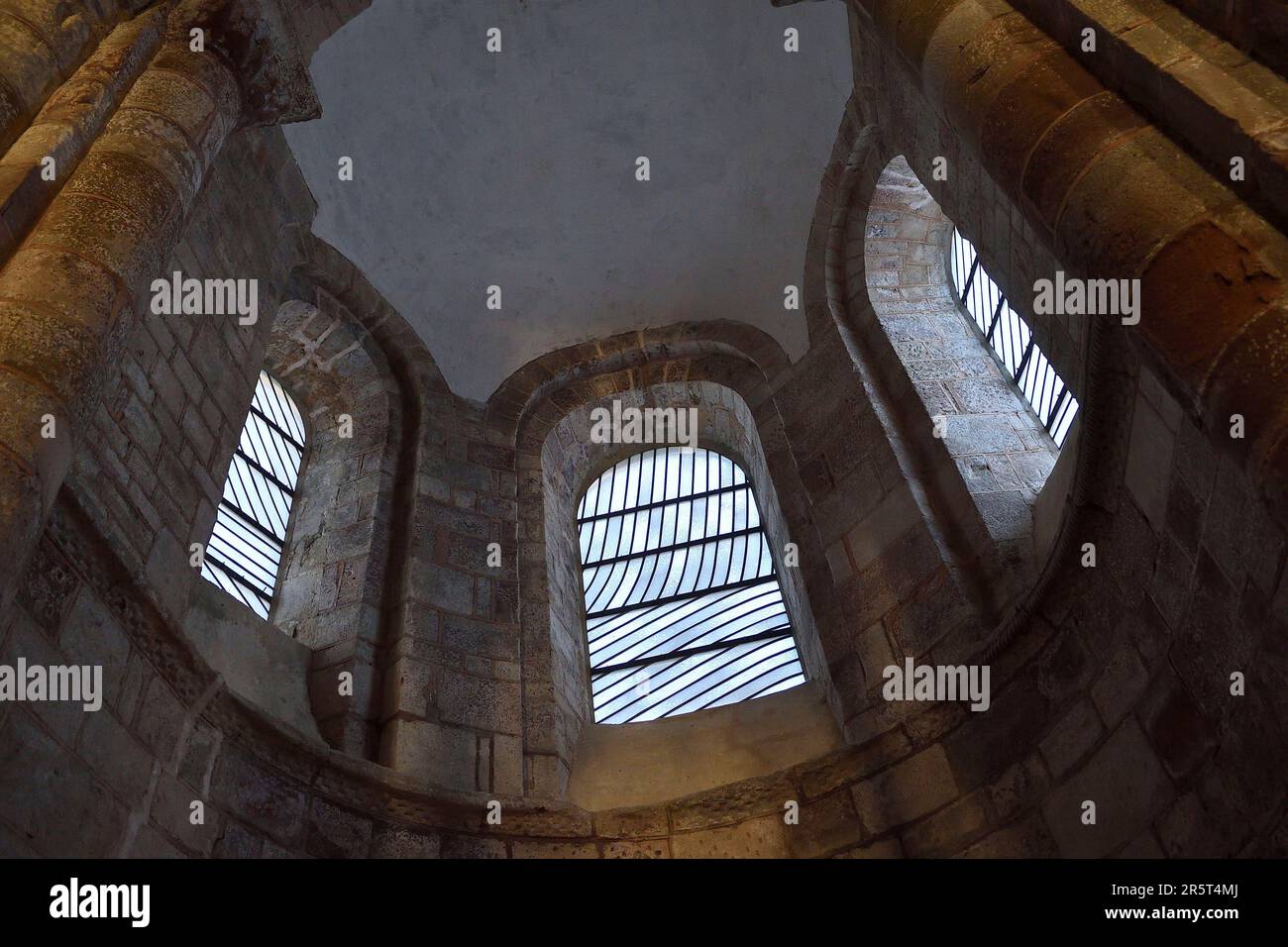 Frankreich, Aveyron, Conques, Abteikirche Sainte-Foy, 12. Jahrhundert, Weltkulturerbe der UNESCO, Buntgläser von Pierre Soulages Stockfoto