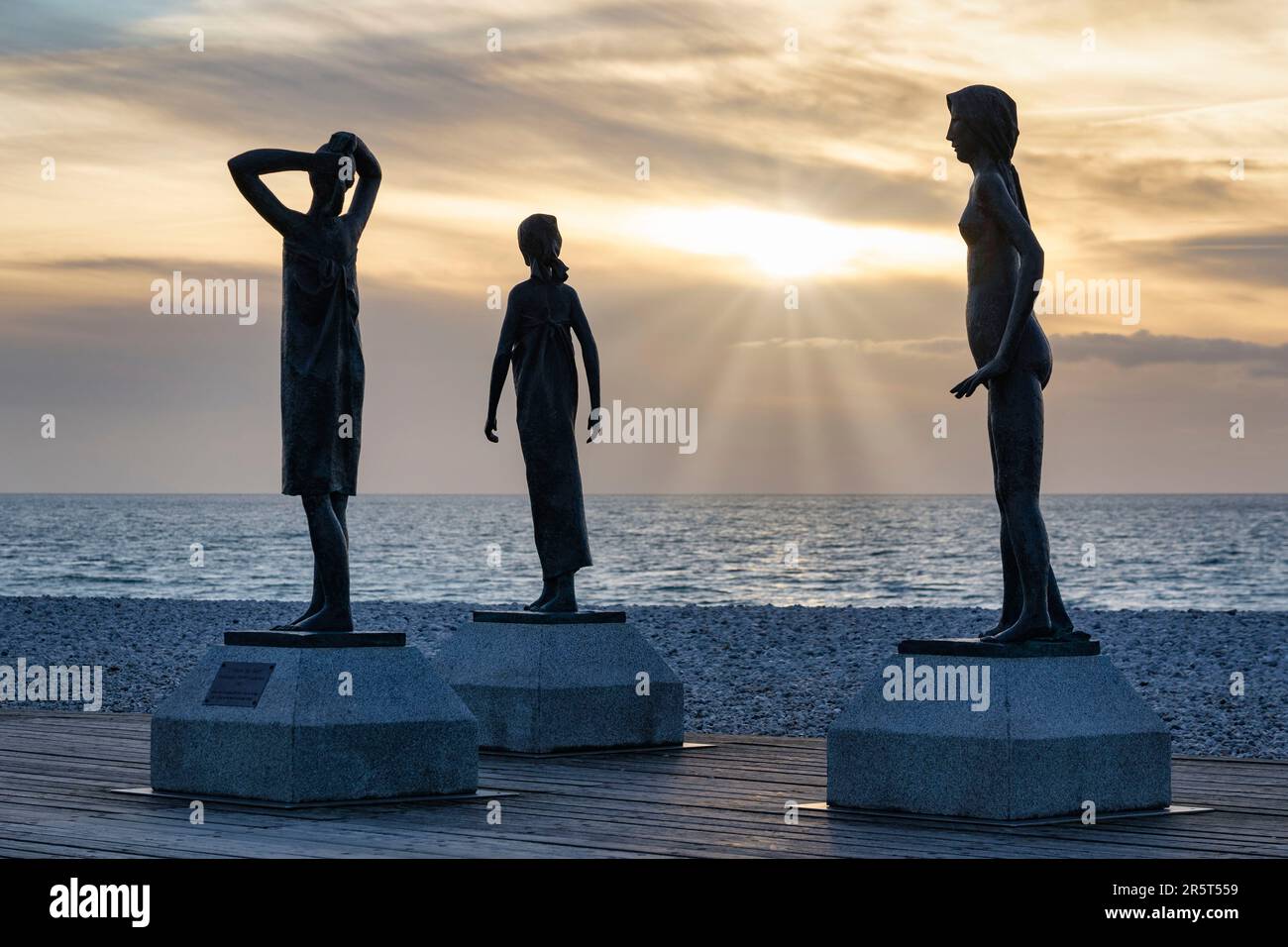Frankreich, Normandie, seine Maritime, Fecamp, Badzeit, Werke von Dominique Denry, drei Bronzestatuen an der Strandpromenade Stockfoto