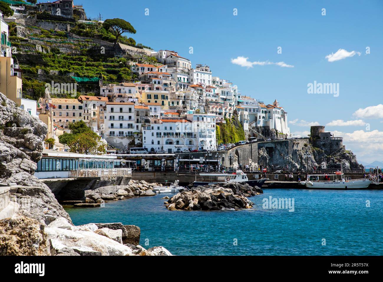 STADT AMALFI, ITALIEN - APRIL 26. 2023: Blick auf das Dorf Amalfi, Italien, ein Resort an der italienischen Küste, umgeben von Klippen und Küstenlandschaft. Stockfoto