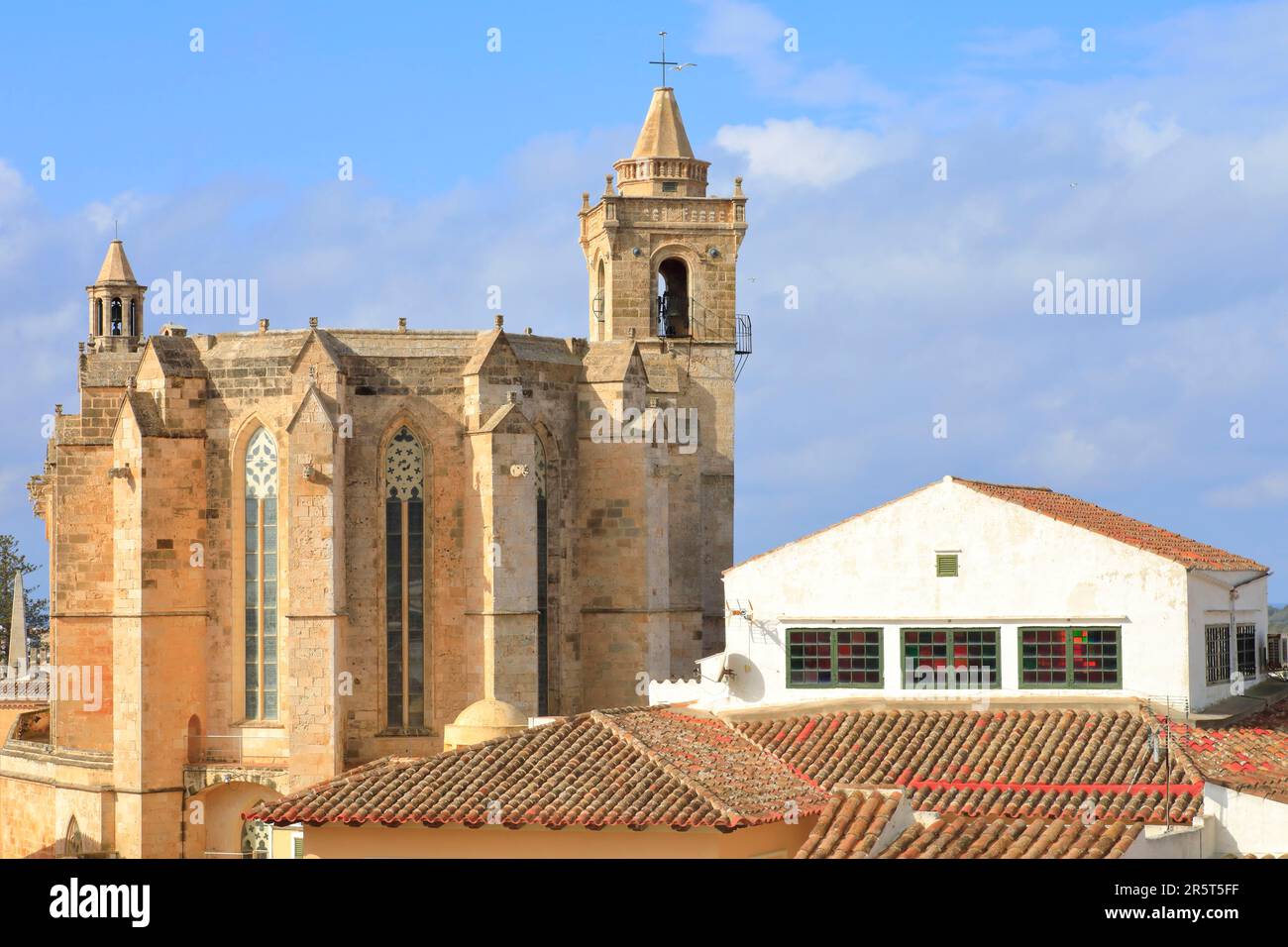 Spanien, Balearen, Menorca, Ciutadella, Blick über die Dächer der Altstadt und die Kathedrale der Heiligen Maria aus dem 13. Jahrhundert (katalanische Gotik) Stockfoto