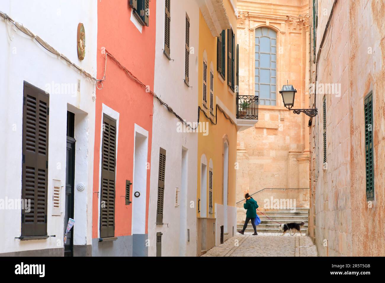 Spanien, Balearen, Menorca, Ciutadella, Altstadt, Fußgängerzone mit St. Marienkathedrale im Hintergrund (gotisches Katalanisch) Stockfoto