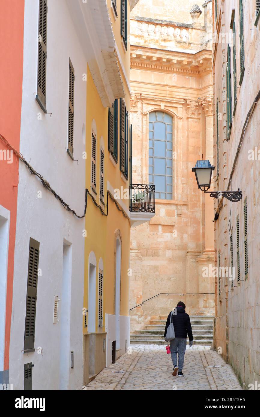 Spanien, Balearen, Menorca, Ciutadella, Altstadt, Fußgängerzone mit St. Marienkathedrale im Hintergrund (gotisches Katalanisch) Stockfoto