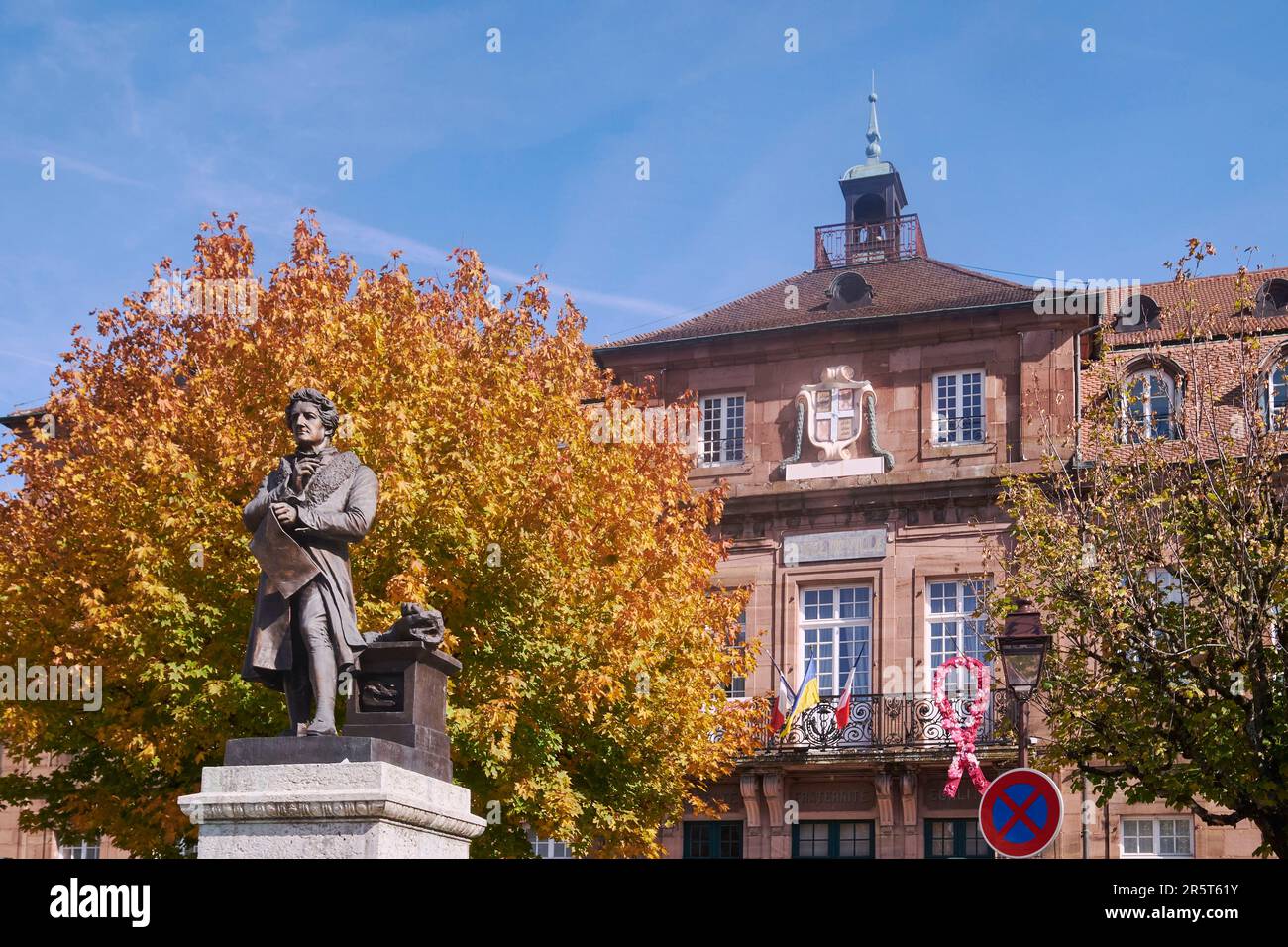 Frankreich, Doubs, Montbeliard, Place Saint Martin, Statue von Georges Cuvier, geboren und gestorben in Montbéliard (1769-1832) vor dem Rathaus Stockfoto