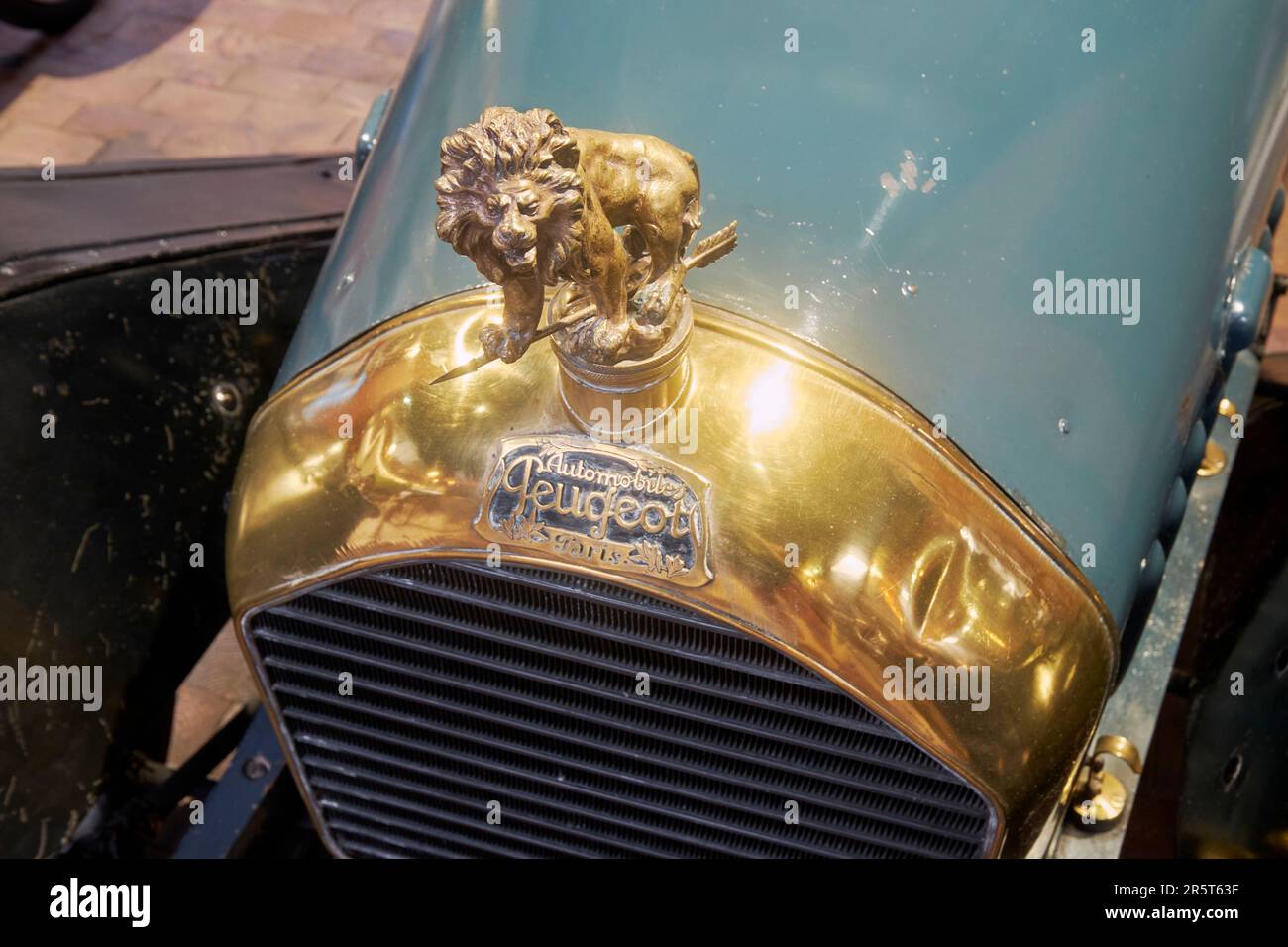 https://c8.alamy.com/compde/2r5t63f/frankreich-doubs-montbeliard-sochaux-das-abenteuermuseum-peugeot-lowenstecker-ein-standard-181-br-1925-roadster-autoheizer-2r5t63f.jpg