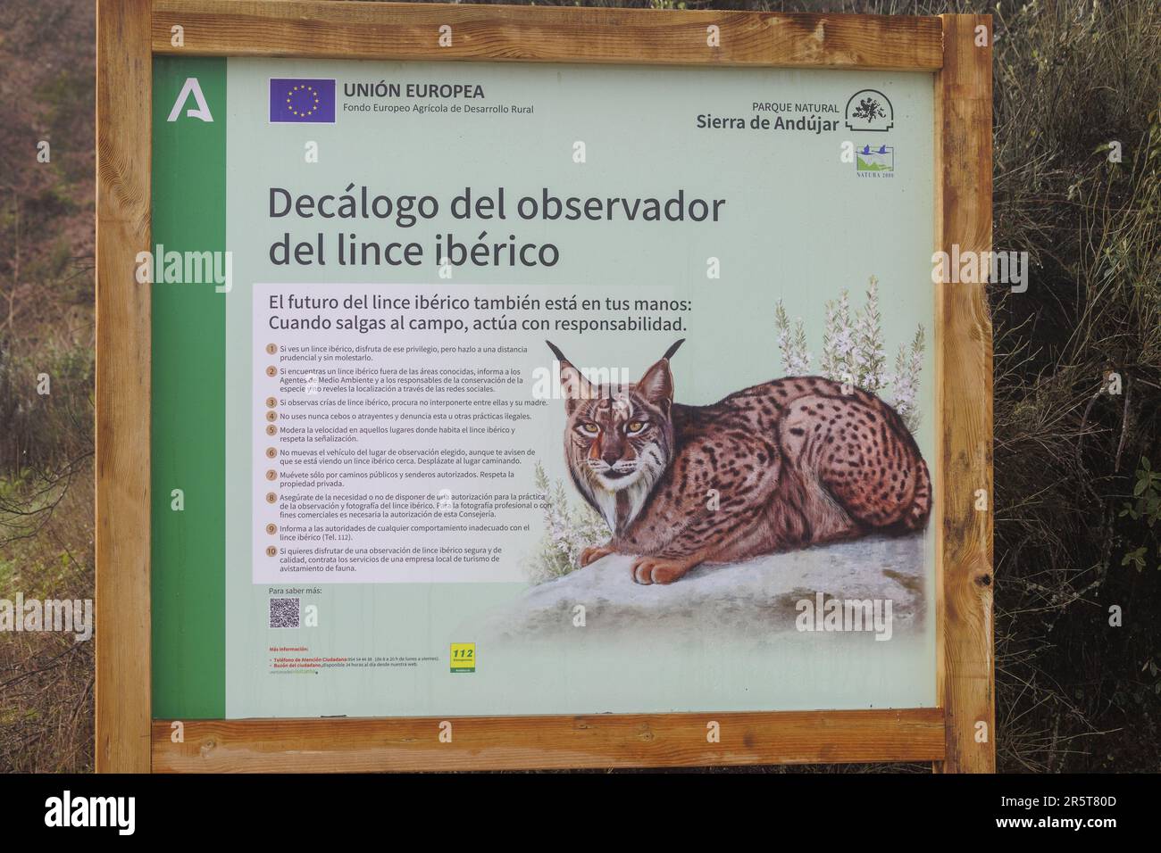 Spanien, Andalusien, Sierra Morena, Sierra de Andújar, Naturpark Sierra de Andújar, Informationstafel über Naturpfade und Aussichtspunkte, symbolische Tiere des Ortes Stockfoto