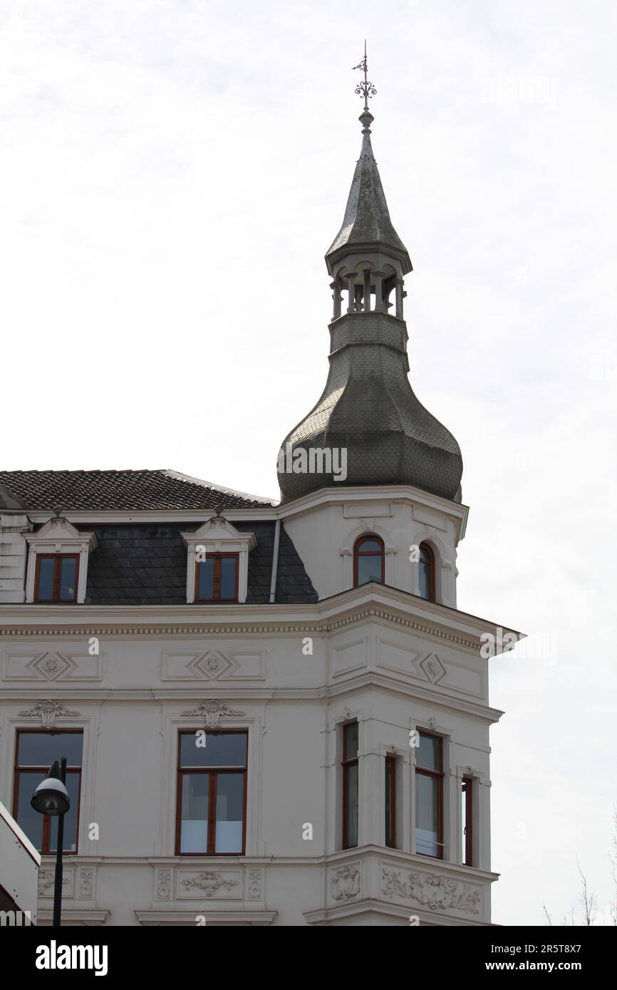 Ein prächtiges, herrschaftliches Gebäude mit einem kunstvoll verzierten Kuppeldach steht hoch vor einem brillanten, klaren Himmel Stockfoto