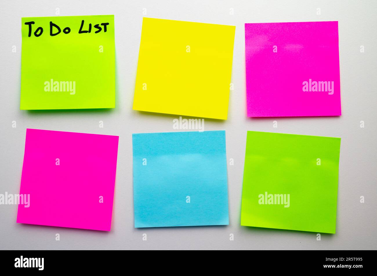 Klebefolien in verschiedenen Farben mit der Aufschrift „To Do List“. Ziele, Prioritäten und Dinge, die man im Leben tun sollte. Stockfoto