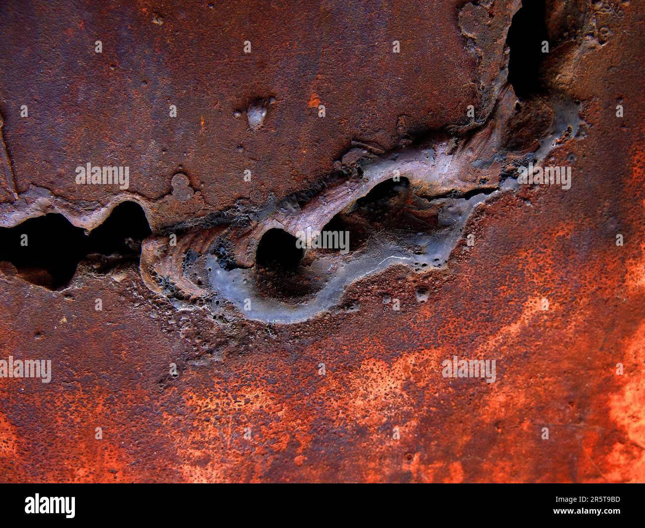 Schweißnaht an altem Metallblech mit Struktur und Rost Stockfoto