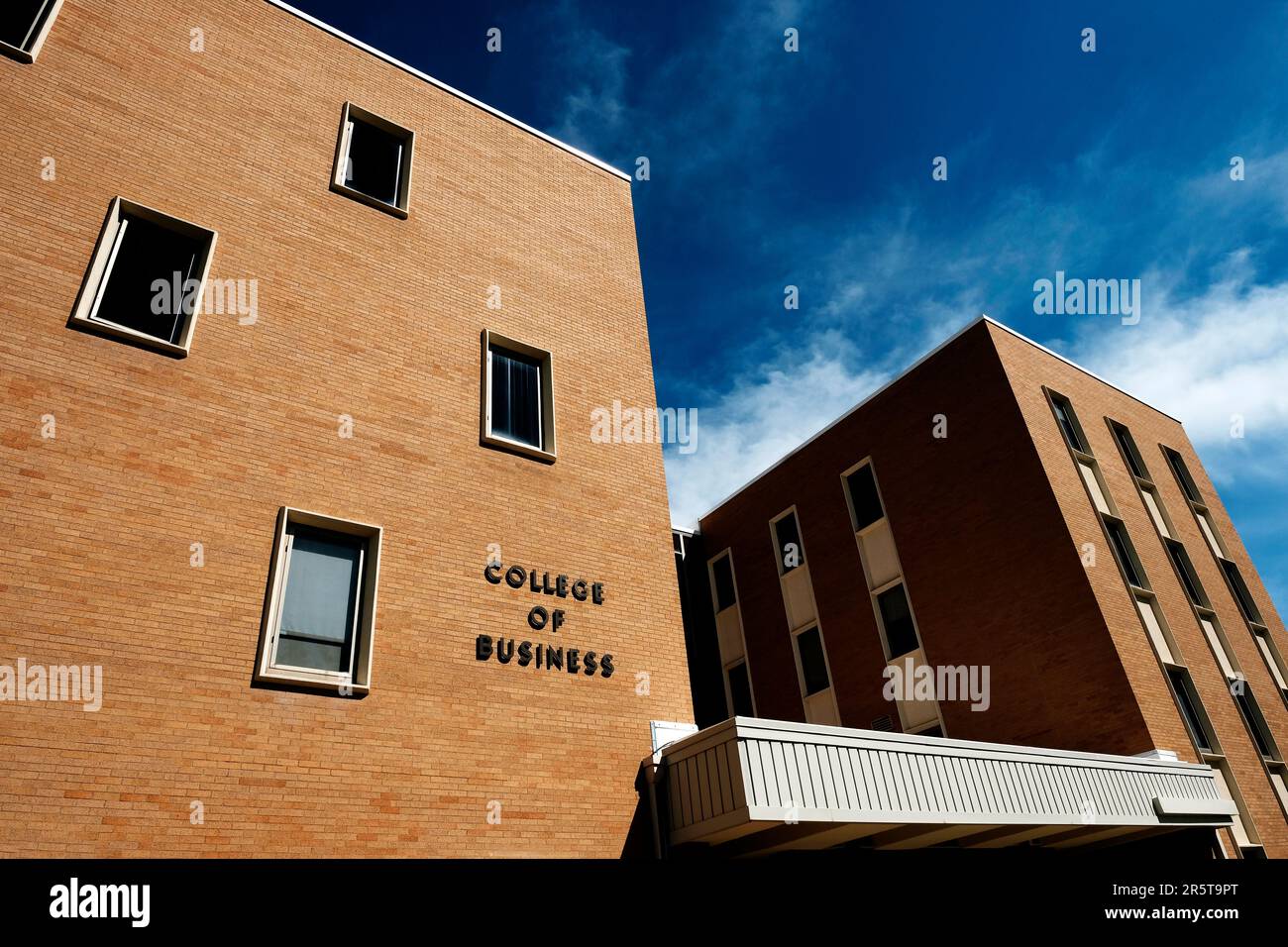 Backsteingebäude des College of Business an einer Hochschuleinrichtung der USA Stockfoto