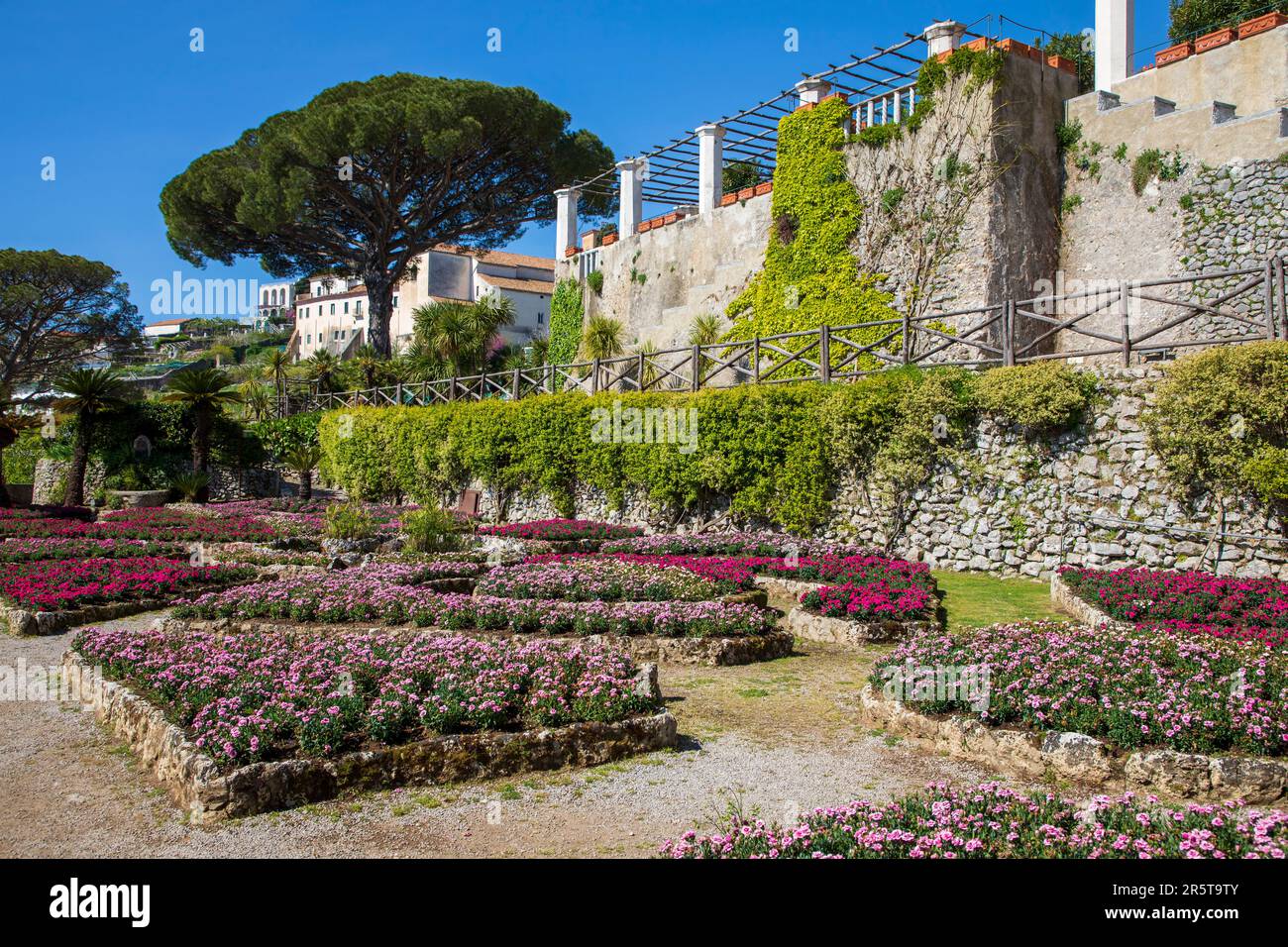 RAVELLO, ITALIEN - APRIL 29. 2023: Ravello ist ein Ferienort 365 Meter über dem Tyrrhenischen Meer an der Amalfiküste Italiens Stockfoto