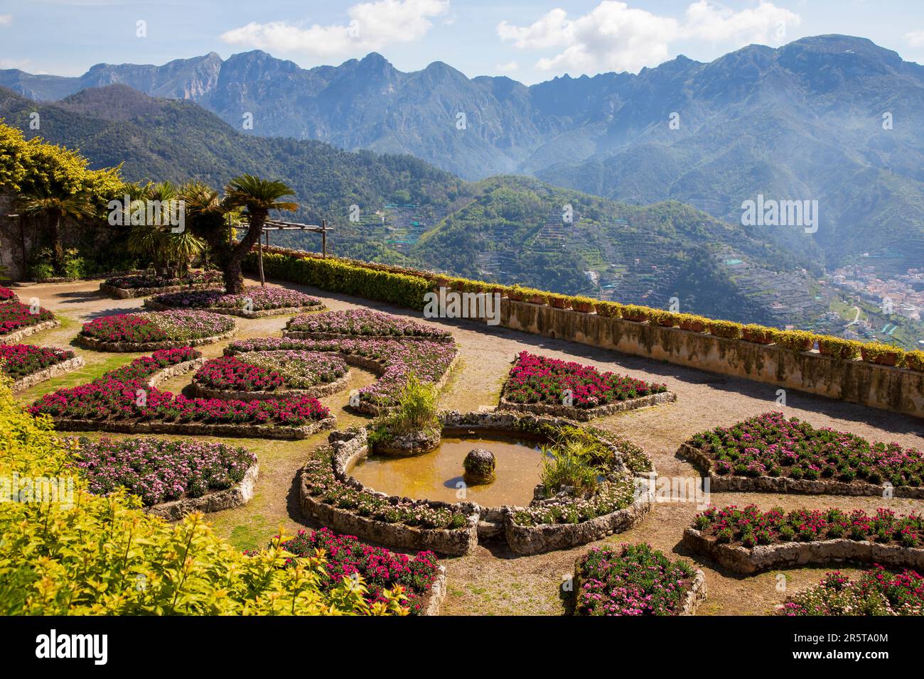RAVELLO, ITALIEN - APRIL 29. 2023: Ravello ist ein Ferienort 365 Meter über dem Tyrrhenischen Meer an der Amalfiküste Italiens Stockfoto