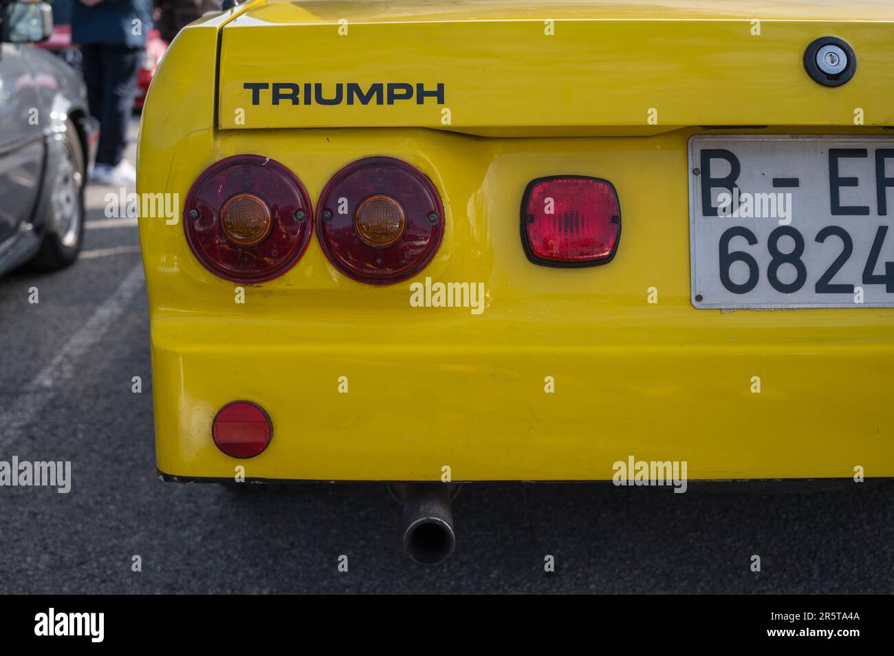 Detail der Rückansicht eines klassischen englischen Sportwagens, des gelben Triumph TR7 Stockfoto