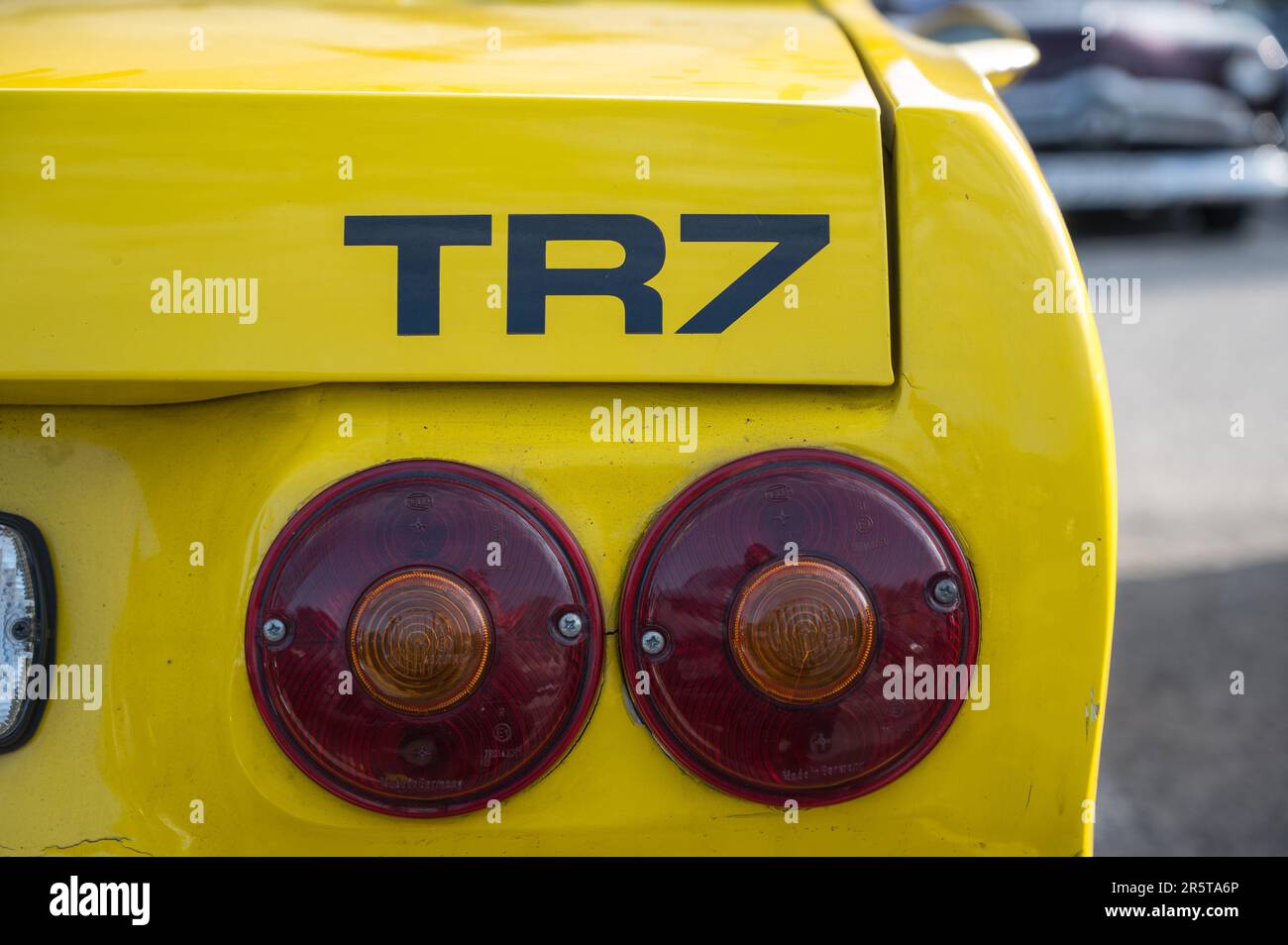 Detail der Rückansicht eines klassischen englischen Sportwagens, des gelben Triumph TR7 Stockfoto