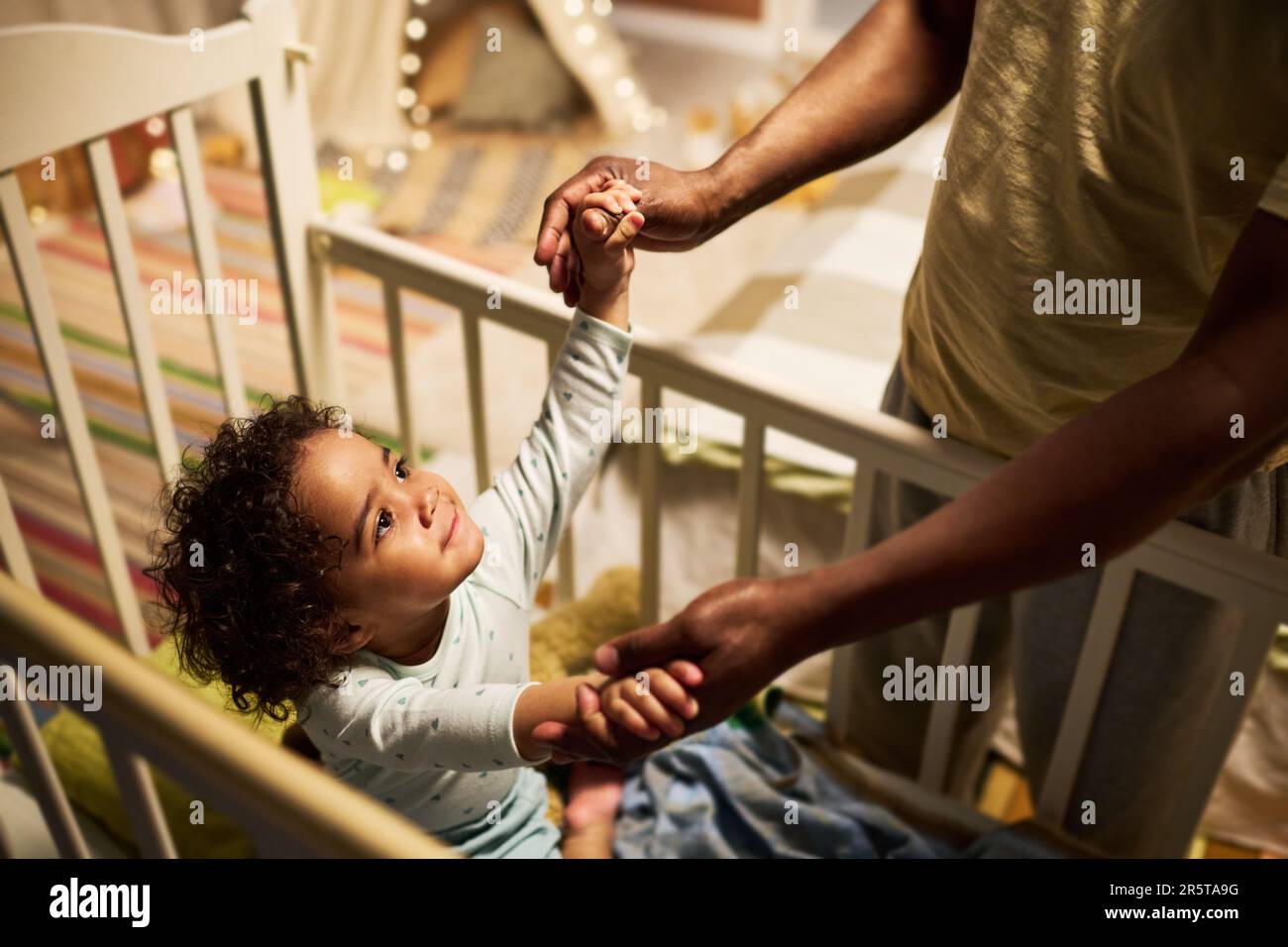 Nahaufnahme eines afroamerikanischen Vaters, der mit seinem Baby im Zimmer spielt Stockfoto