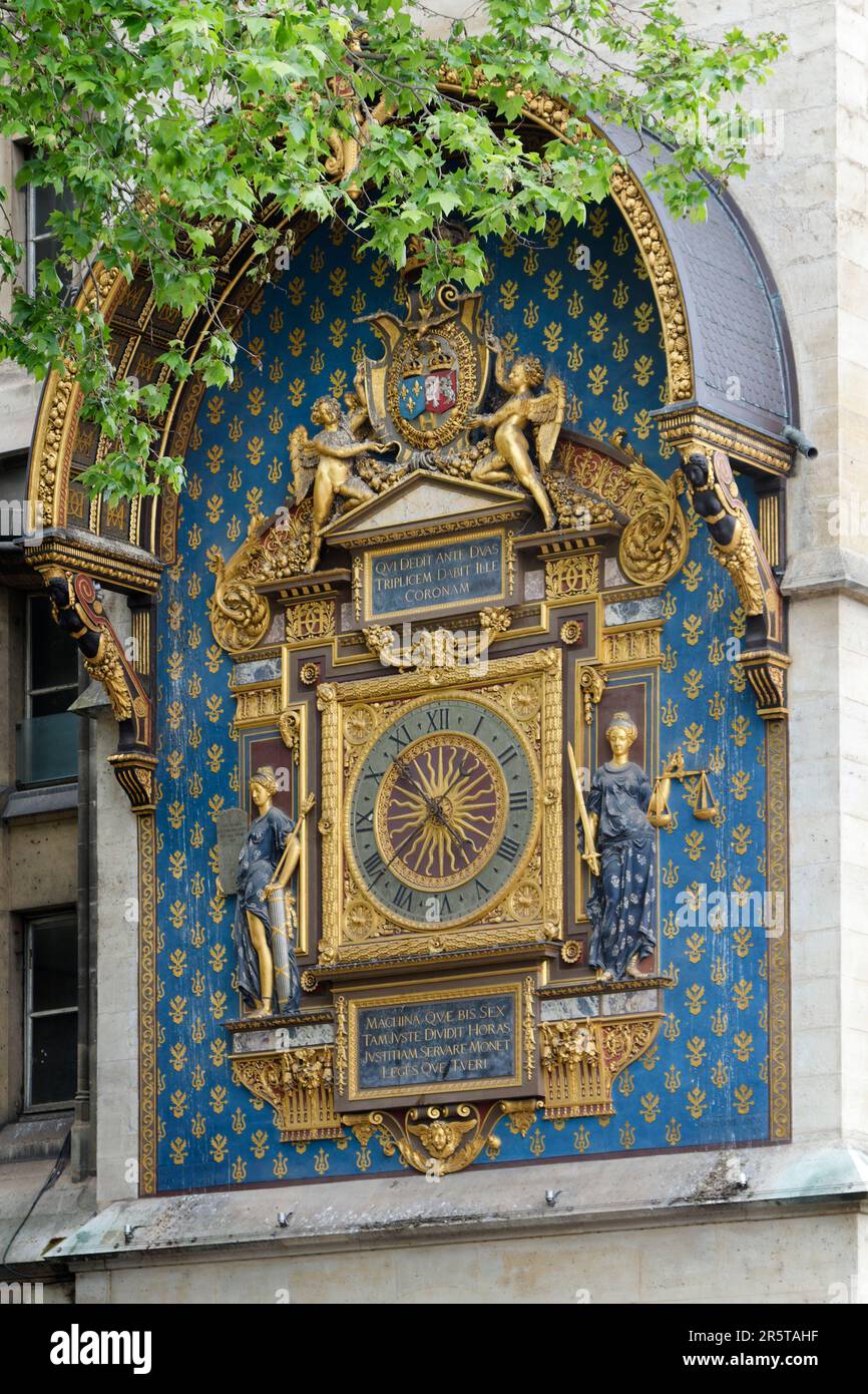 Der mittelalterliche Uhrenturm des Palais de la Cité (Tour-de-l'Horloge) - Details der ersten öffentlichen Uhr in Paris (1370) - Frankreich Stockfoto