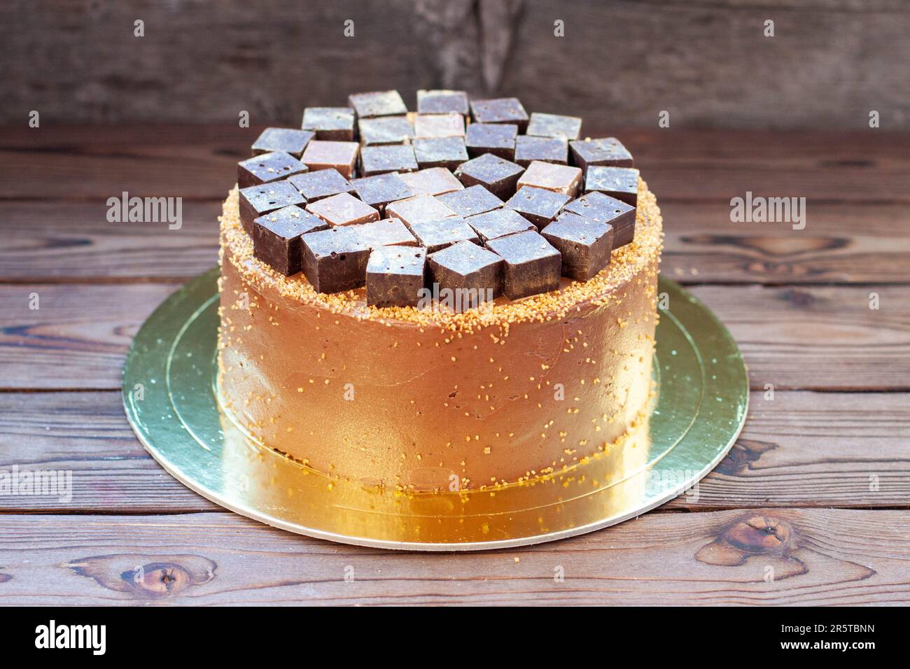 Schokoladen-Brownie-Kuchen mit Schokoriegeln und Trüffeln im rustikalen Hintergrund. Kuchen für Schokoladenliebhaber Stockfoto