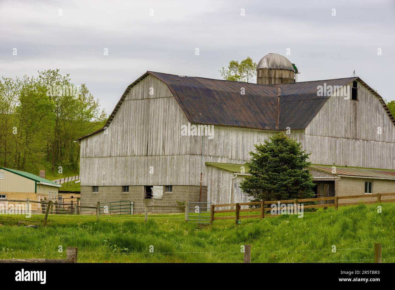 Große Scheune und Weide im ländlichen Amish Country von Ohio. Stockfoto