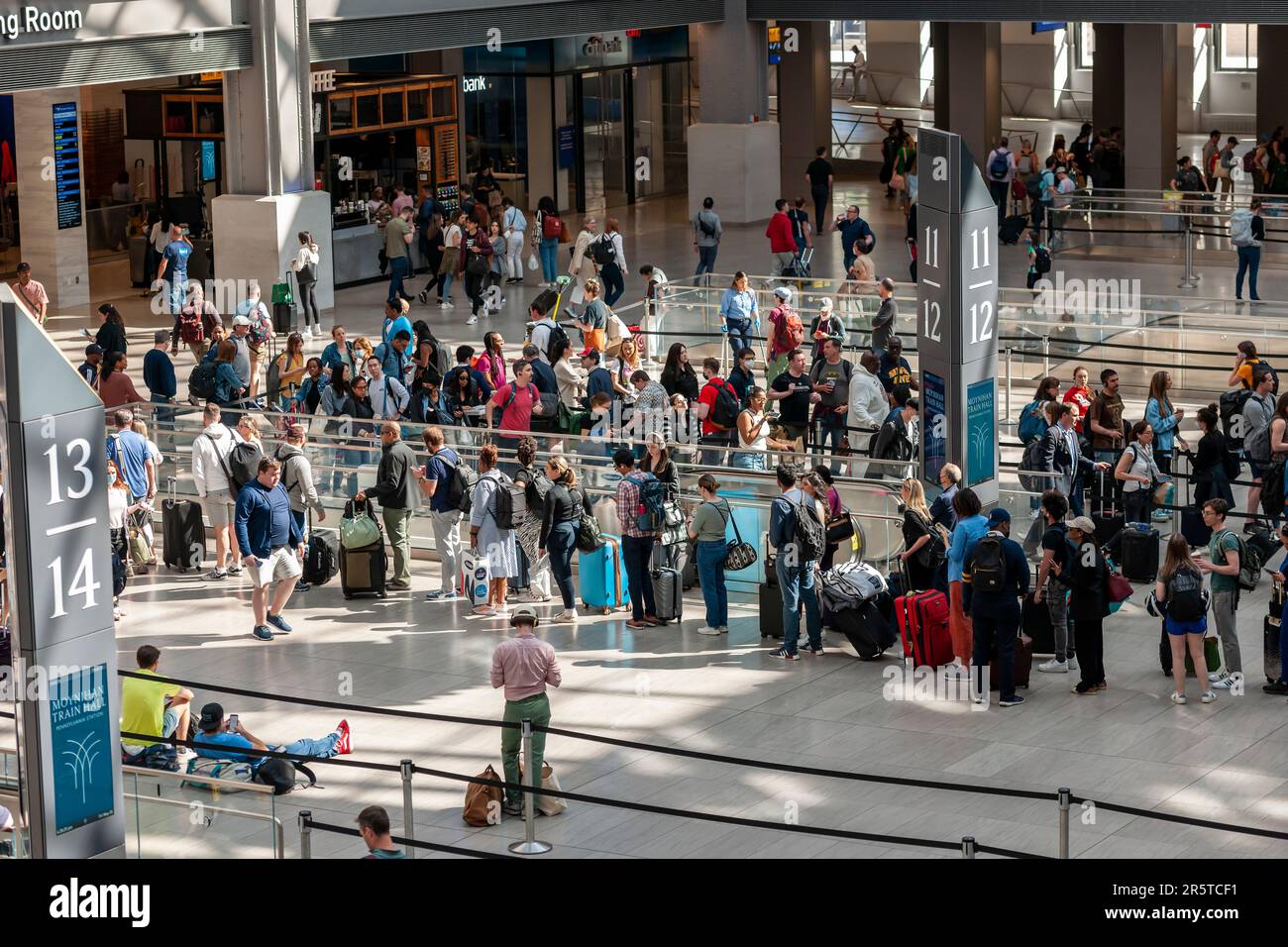 Am Freitag, den 26. Mai 2023, dem Beginn des großen Exodus am Memorial Day-Wochenende, besuchen Reisende die Moynihan Train Hall in Pennsylvania Station in New York. Nach Angaben des AAA wird erwartet, dass etwa 1,85 Millionen Amerikaner Busse, Züge und Kreuzfahrten nehmen werden, was einem Anstieg von 21 % gegenüber dem Vorjahr entspricht, allerdings haben sich die Zugpreise seit letztem Jahr fast verdoppelt. (© Richard B. Levine) Stockfoto