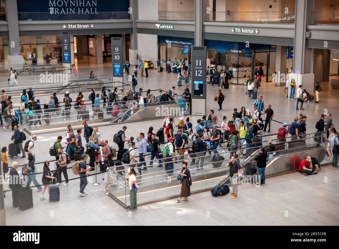 Am Freitag, den 26. Mai 2023, dem Beginn des großen Exodus am Memorial Day-Wochenende, besuchen Reisende die Moynihan Train Hall in Pennsylvania Station in New York. Nach Angaben des AAA wird erwartet, dass etwa 1,85 Millionen Amerikaner Busse, Züge und Kreuzfahrten nehmen werden, was einem Anstieg von 21 % gegenüber dem Vorjahr entspricht, allerdings haben sich die Zugpreise seit letztem Jahr fast verdoppelt. (© Richard B. Levine) Stockfoto