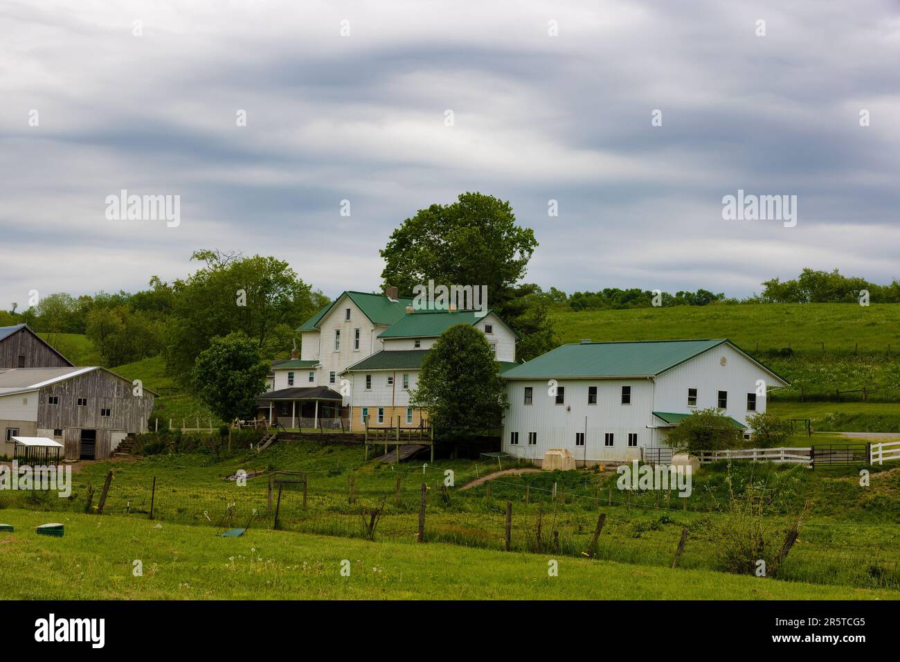 Amish Country, Ohio, USA - 16. Mai 2023: Blick auf einen Bauernhof und ein Haus im ländlichen Gebiet von Ohio, bekannt als Amish Country. Stockfoto