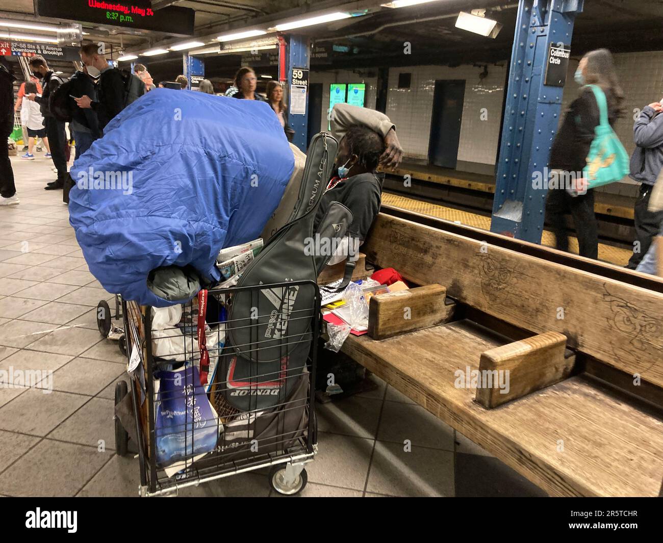 Obdachloser in der New Yorker U-Bahn am Mittwoch, den 24. Mai 2023. (© Frances M. Roberts) Stockfoto