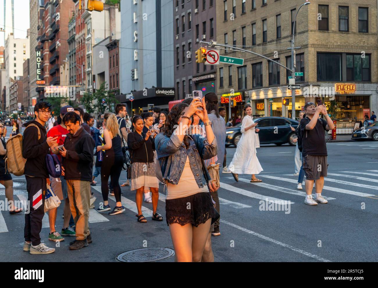 Astronomieliebhaber riskieren Leben und Gliedmaßen, während sie in der West 23. Street in Chelsea in New York stehen, um die erste Nacht des Sonnenuntergangs von Manhattan am Montag, den 29. Mai 2023 zu fotografieren. Zweimal im Jahr steht die Sonne bei Sonnenuntergang am Netz der Stadt und untergeht inmitten der Straßen. Das Ereignis, der Name des Hayden Planetarium von Neil deGrasse Tyson, findet 22 Tage vor und 21 Tage nach der Sommersonnenwende statt. Aufgrund des 30-Grad-Winkels des Stadtgitters ist es nicht gerade Ost-West-Nord-Süd. (© Richard B. Levine Stockfoto