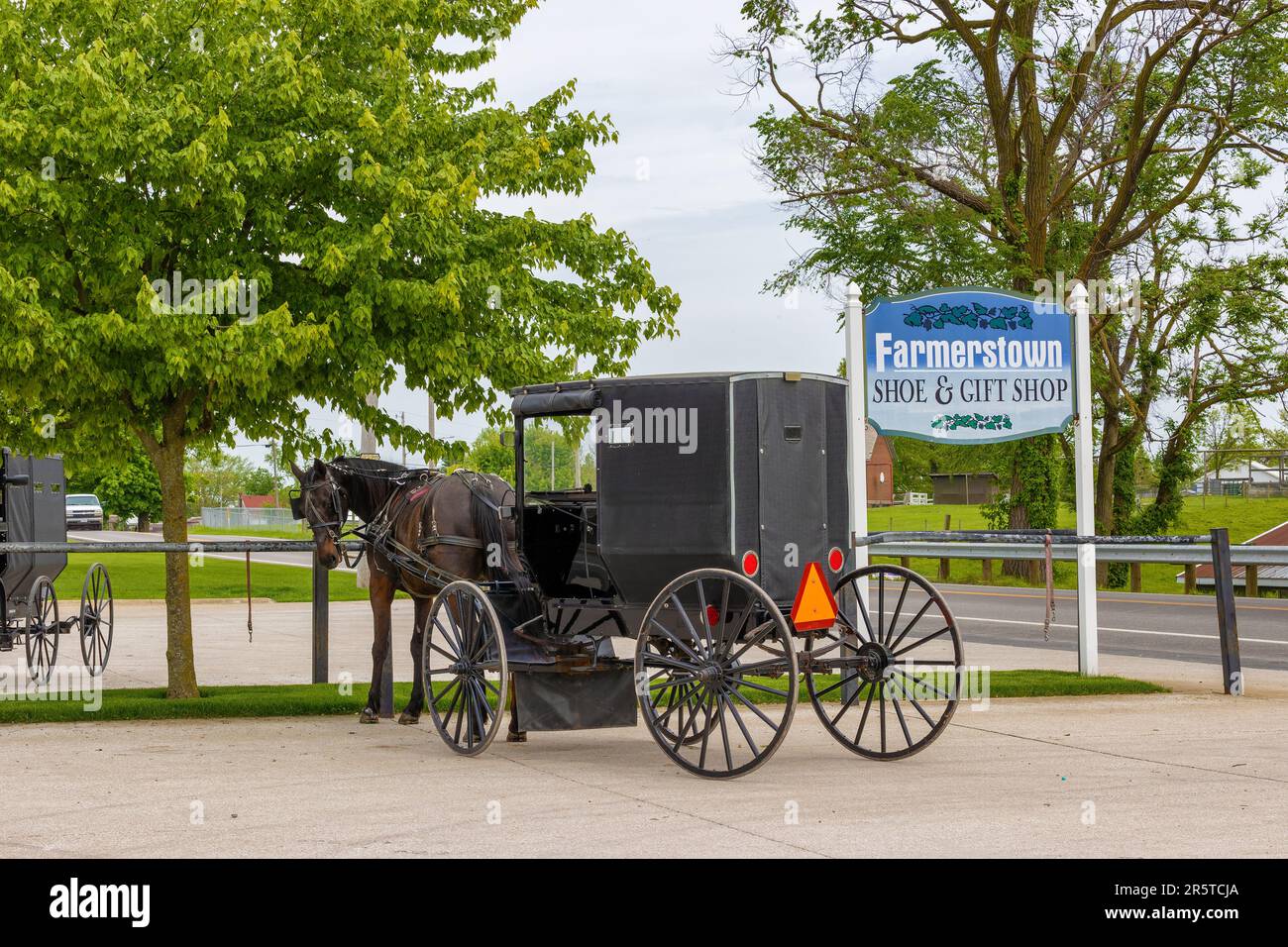 Farmerstown, Ohio, USA 16. Mai 2023 AmishPferd und Buggy parken in