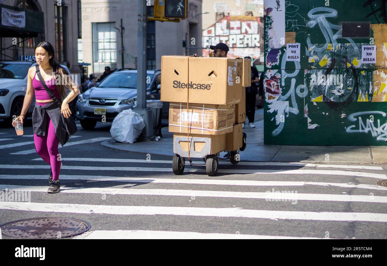FedEx-Mitarbeiter mit seinen Lieferungen in New York am Samstag, den 27. Mai 2023. (© Richard B. Levine) Stockfoto