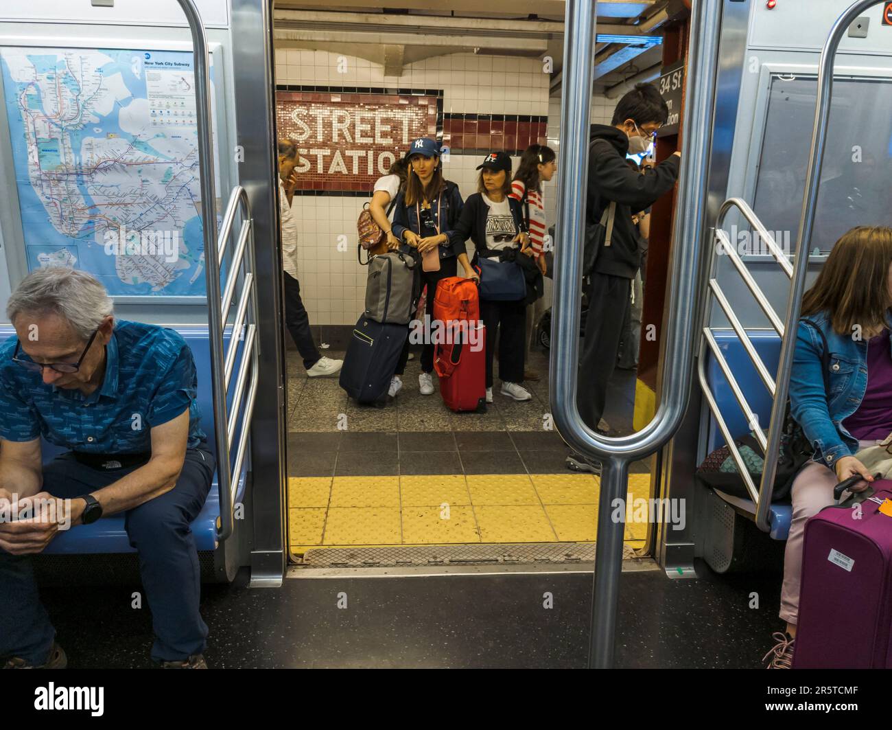 Wochenendreiter in der New York U-Bahn am Sonntag, 28. Mai 2023. (© Richard B. Levine) Stockfoto