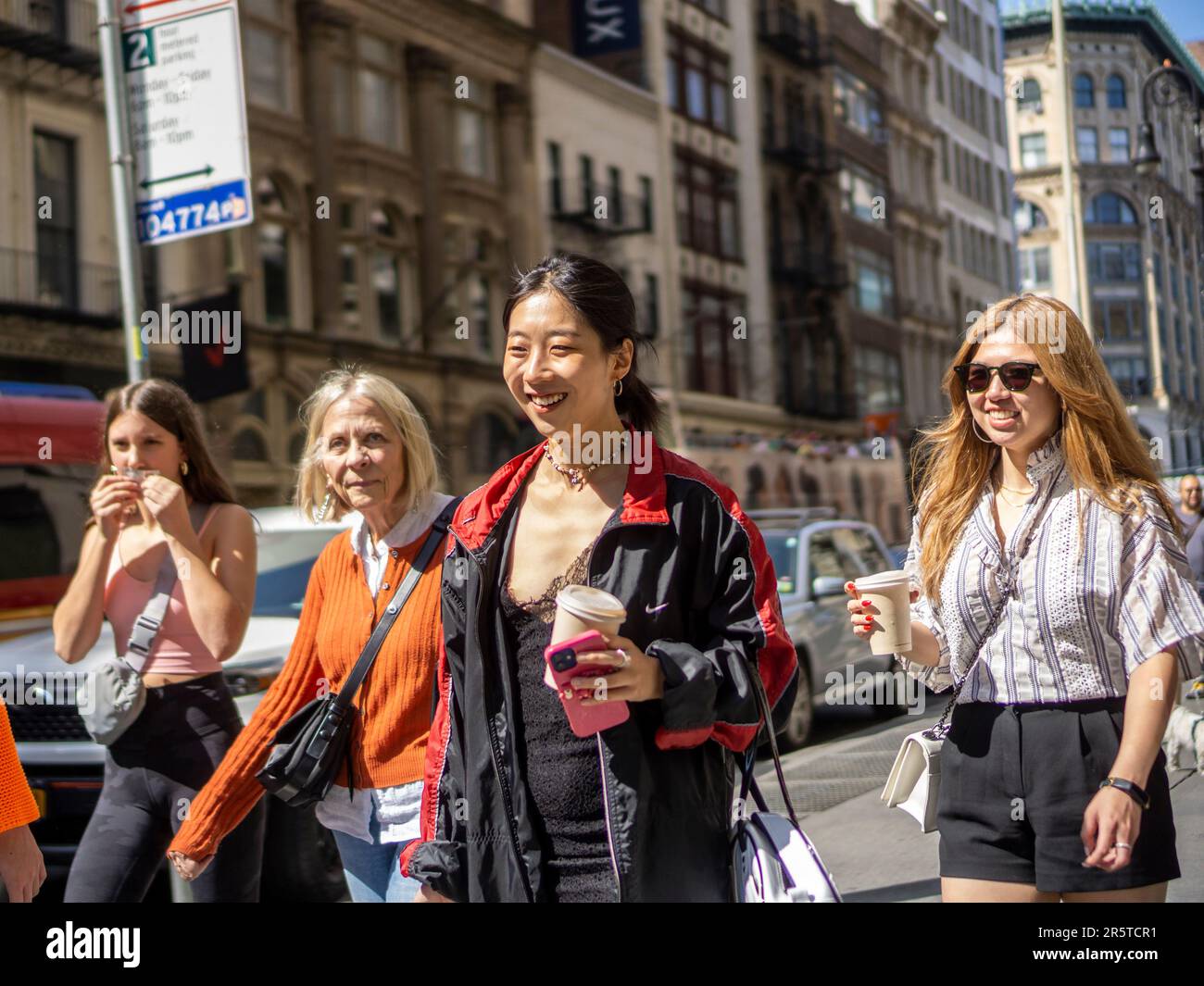 Am Samstag, den 27. Mai 2023, nutzen die Massen der Einkäufer das warme Wetter im Stadtteil Soho von New York. (© Richard B. Levine) Stockfoto