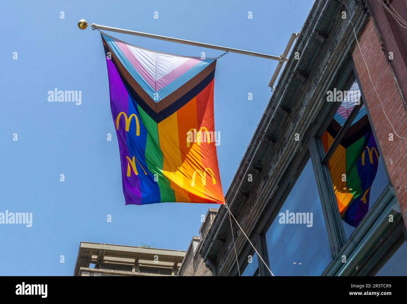 Ein McDonaldÕs-Restaurant in Chelsea in New York zeigt die Progress-stolz-Flagge zu Ehren des Gay Pride Day, der am Donnerstag, den 1. Juni 2023, zu sehen ist. (© Richard B. Levine) Stockfoto