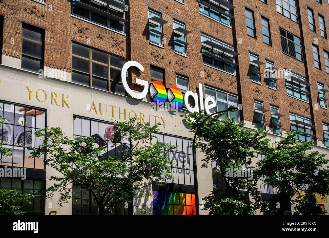 Die „Doppel-O“ des Google-Logos auf dem Gebäude in der Eighth Avenue 111 in New York sind in den Regenbogenfarben der Progress-stolz-Flagge zu Ehren des Gay-Pride-Tages dekoriert, der am Donnerstag, den 1. Juni 2023 zu sehen ist. (© Richard B. Levine) Stockfoto